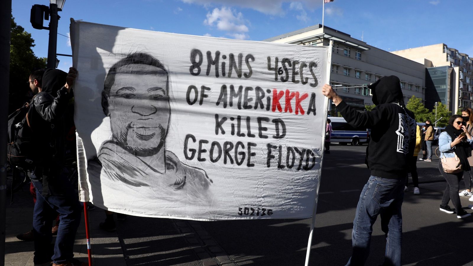 Manifestantes muestran una pancarta de protesta en Mineápolis por la muerte de George Floyd.