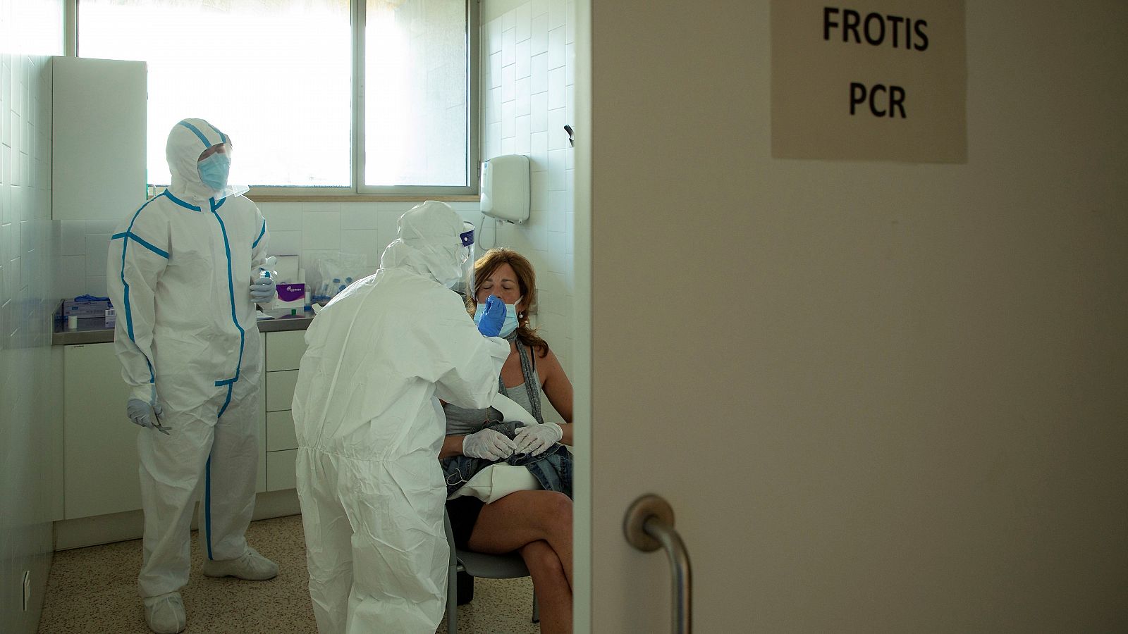 Profesionales sanitarios realizan test PCR en los centros de Atención Primaria