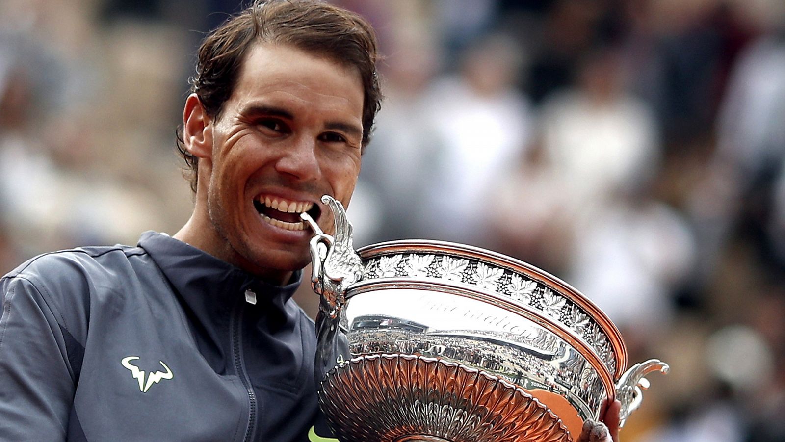 Rafa Nadal desea repetir esta imagen de 2019 mordiendo el trofeo de Roland Garros