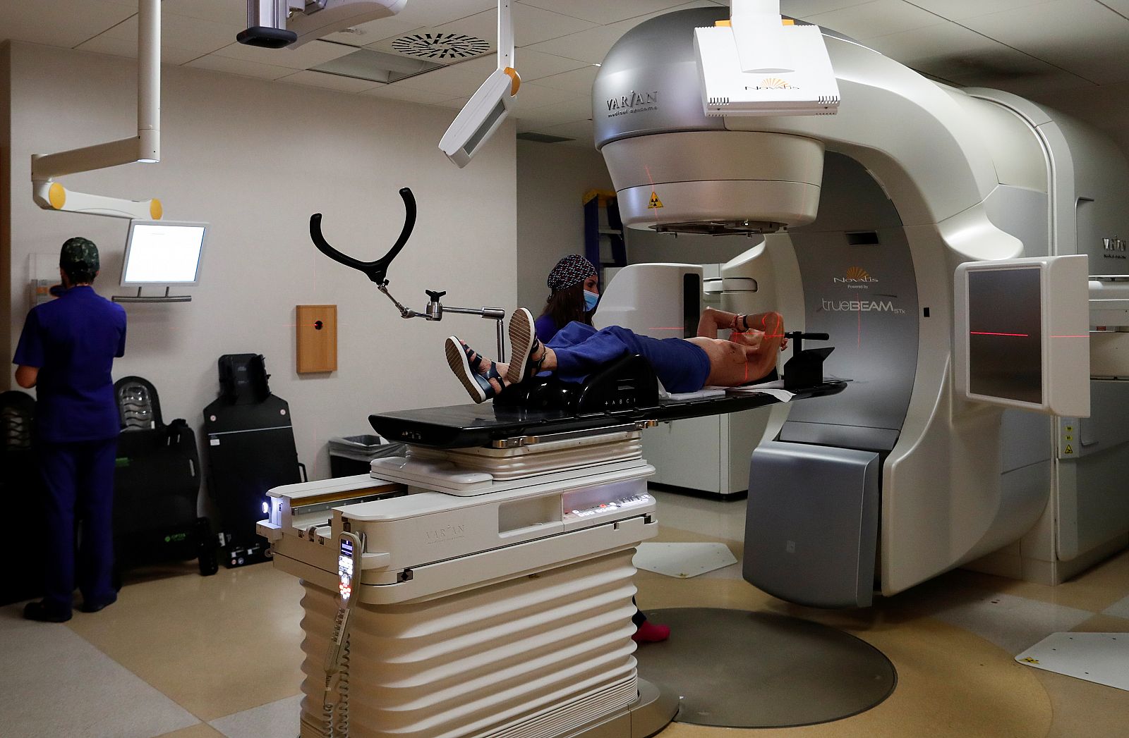 Un paciente es tratado en una sala de radioterapia.