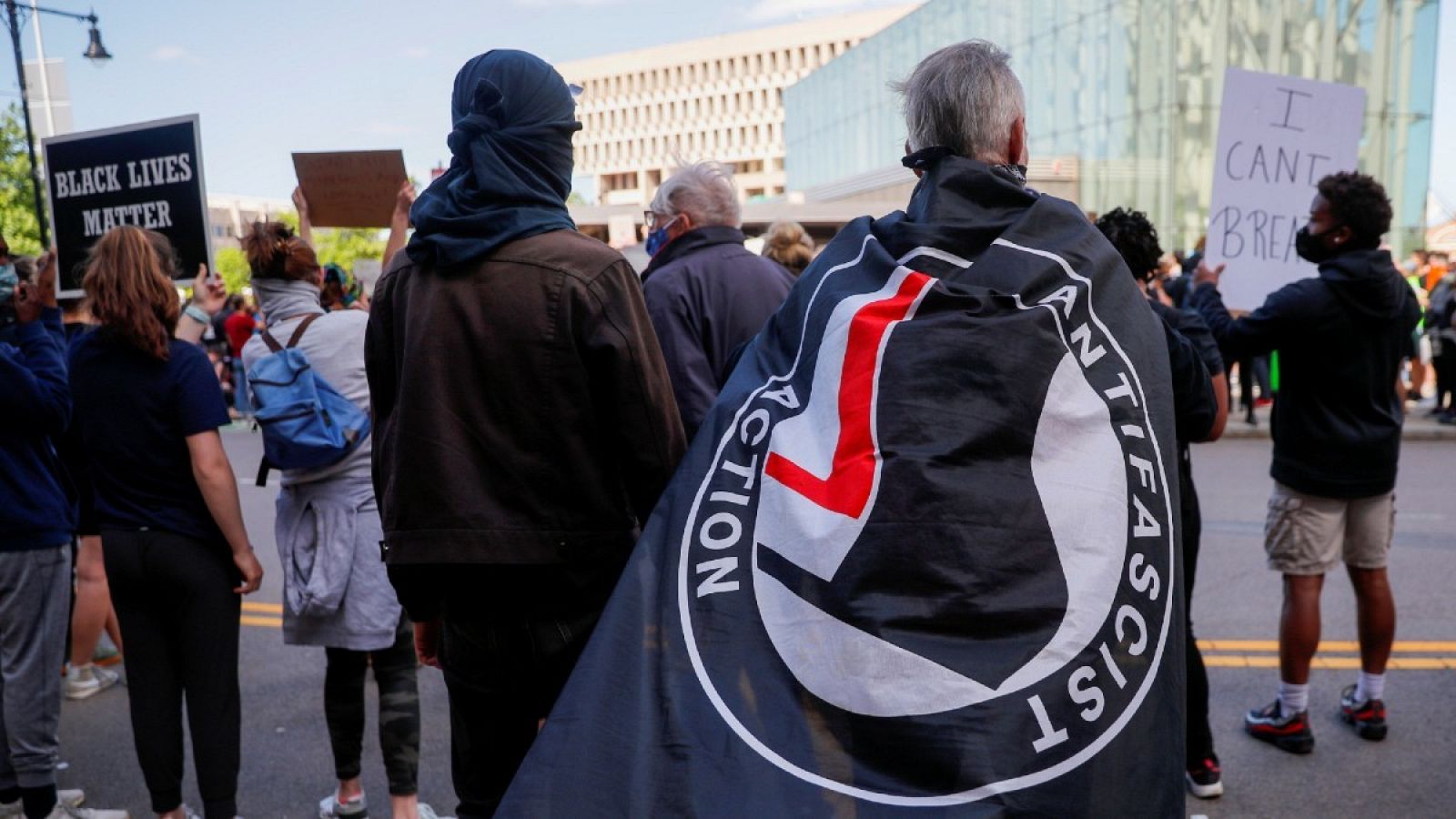  En Boston (Massachusetts), un manifestante lleva una bandera de Acción Antifascista en una concentración tras la muerte de George Floyd