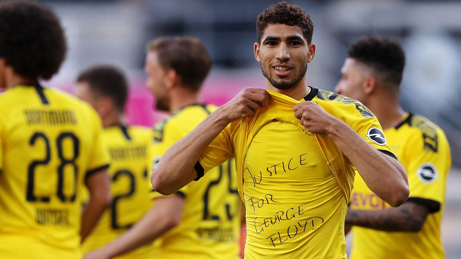 Achraf Hakimi, del Borussia Dortmund, pide "justicia para George Floyd".