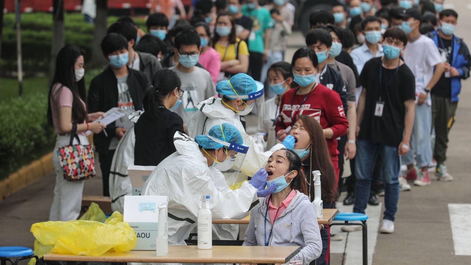 Campaña de test masivos para la detección del coronavirus en Wuhan , la ciudad donde surgió la pandemia