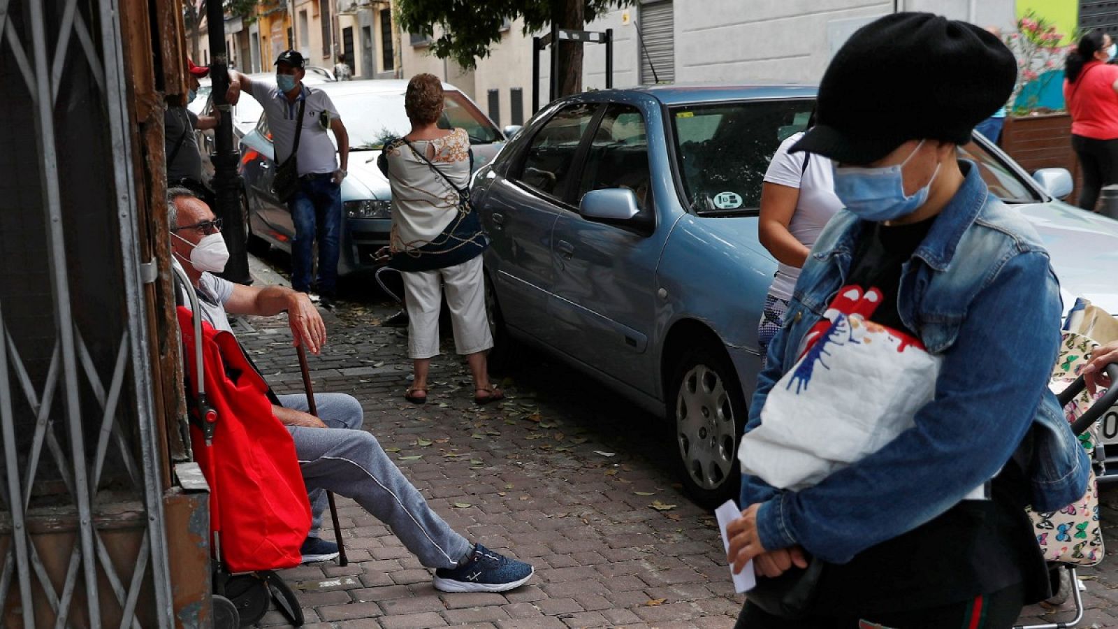 Una cola del hambre en una parroquia madrileña