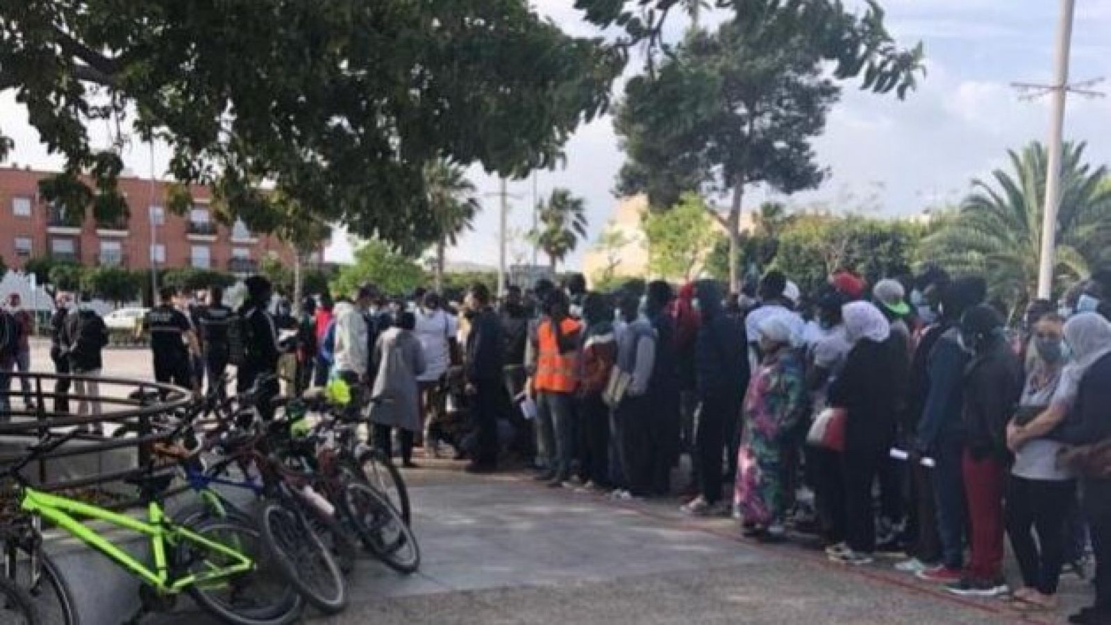 Colas de migrantes frente a la oficina municipal de Níjar sin distancia de seguridad.
