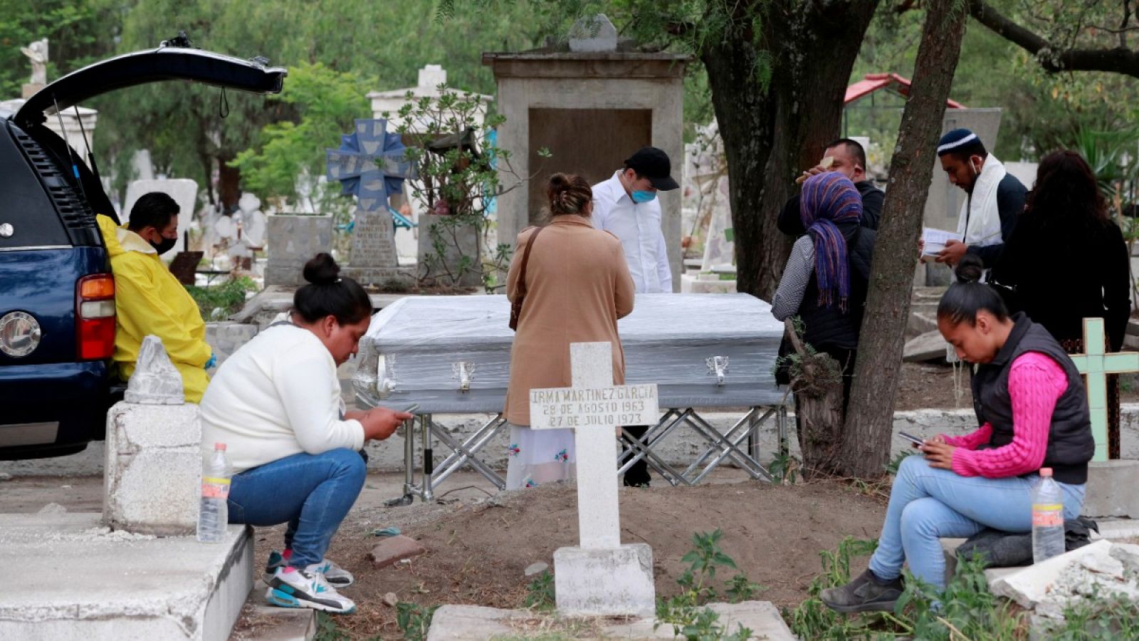 Una familia se despide de un pariente que murió con COVID-19, en el cementerio de San Lorenzo Tezonco en la Ciudad de México