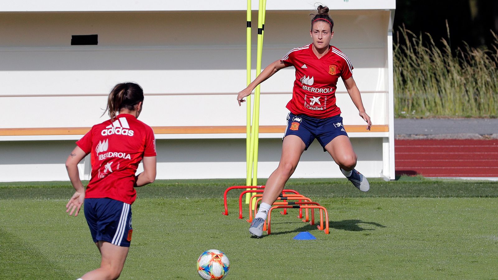 Alexia Putellas (d) y Mariona Caldentey (i) durante un entrenamiento de la selección.