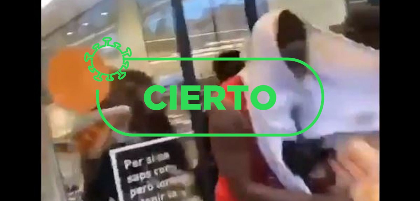 Captura del vídeo en el que un grupo de jóvenes africanos asalta un supermercado en Girona con la palabra "cierto" en color verde.