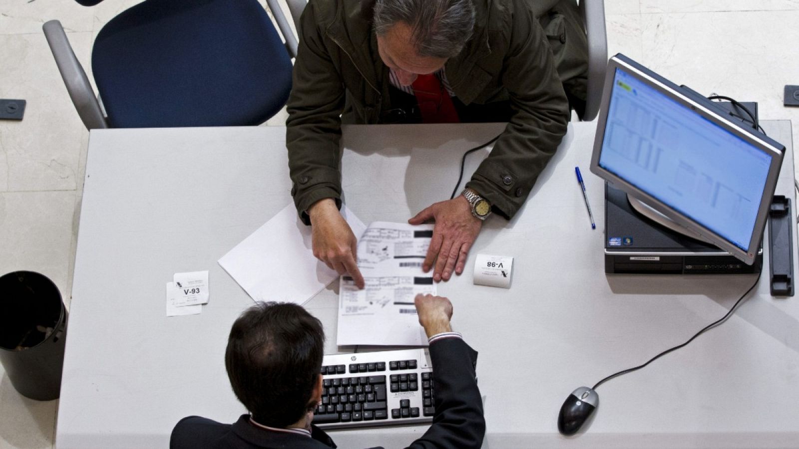 Atención presencial en una oficina tributaria en una imagen de archivo