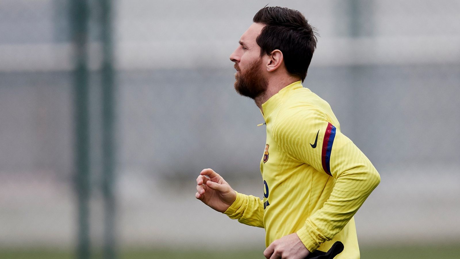 El jugador del FC Barcelona, Leo Messi, entrena en solitario