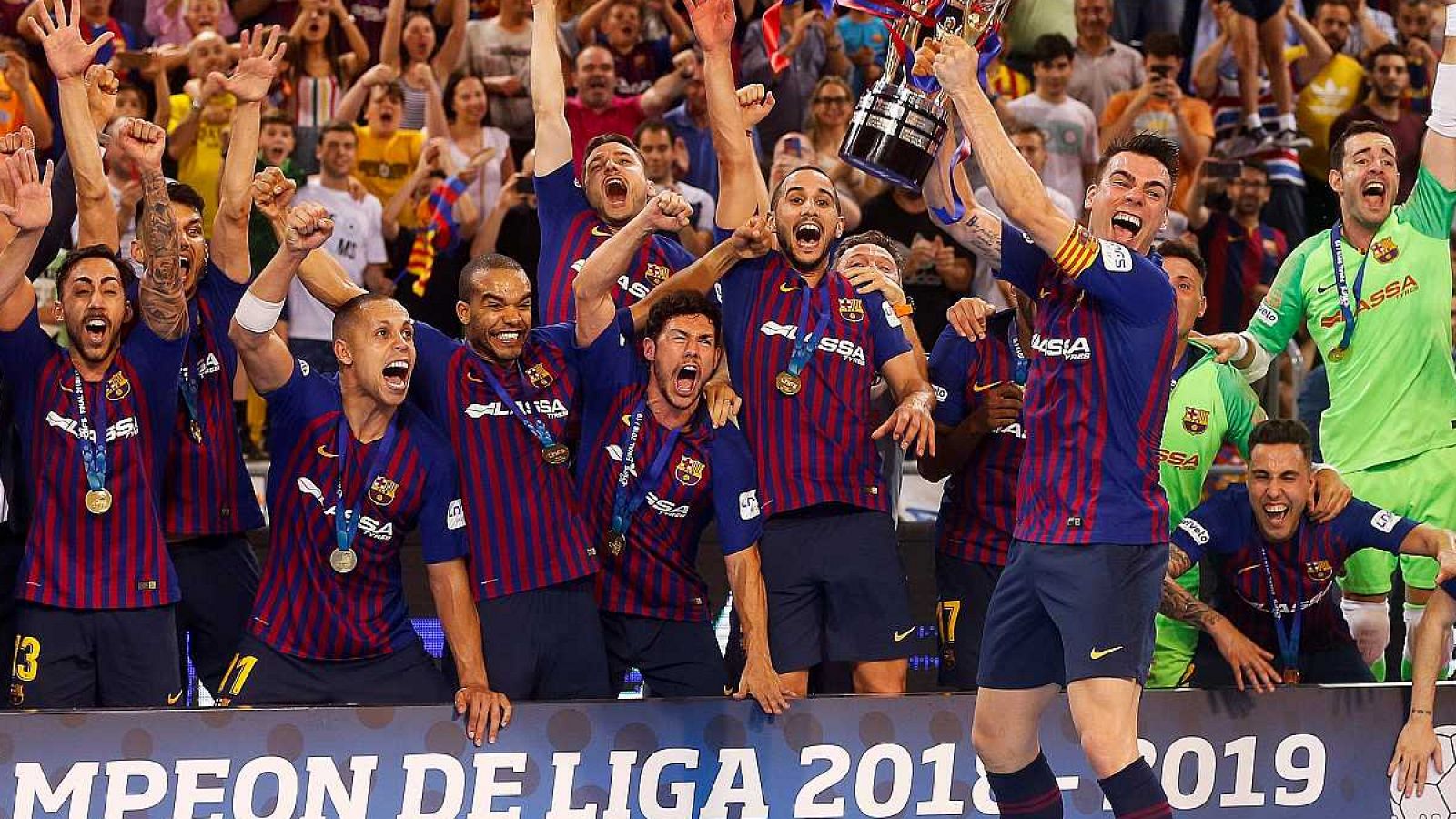 Imagen: El Barça Lassa celebra la Liga de fútbol sala 2018-19