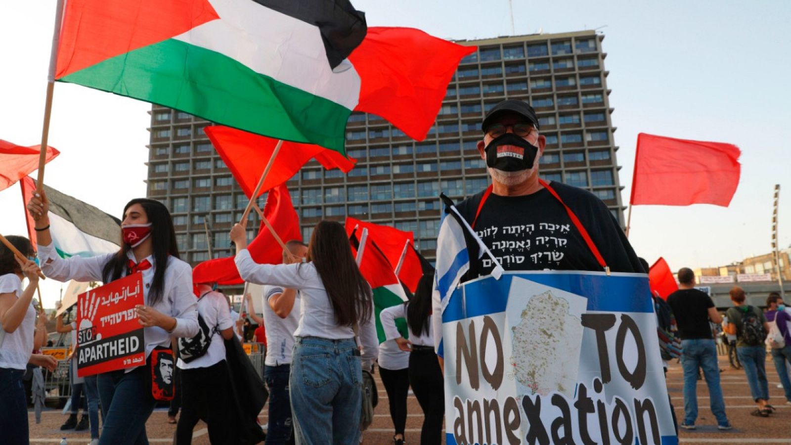 Una imagen de la manifestación del sábado 6 de junio de 2020 contra el plan de anexión israelí de partes de Cisjordania   en la plaza Rabin de Tel Aviv.