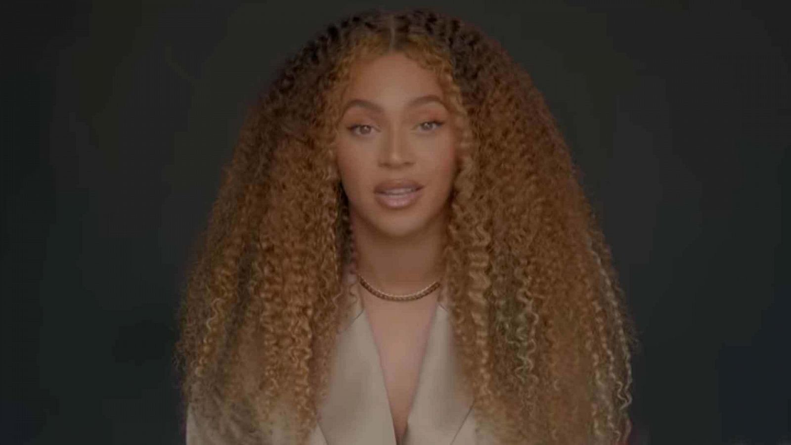 Beyoncé en un momento de su discurso en el  Dear Class Of 2020