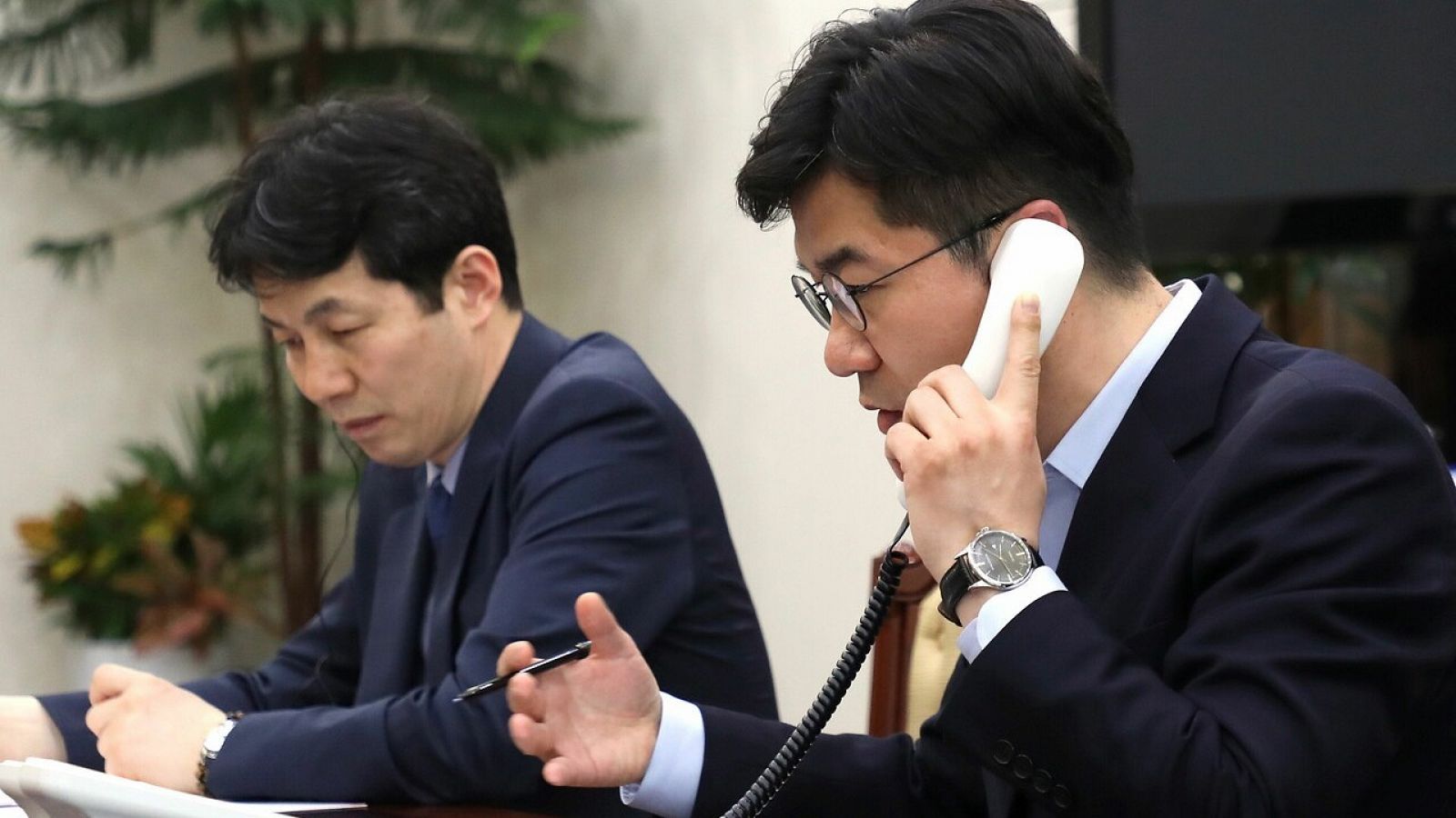 Funcionarios presidenciales surcoreanos hacen una llamada de prueba a Corea del Norte a través de una línea telefónica directa entre los líderes de los dos países