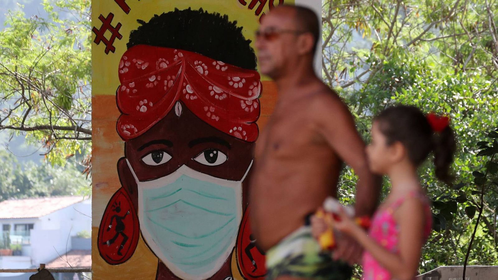 Un grafiti invita a quedarse en casa y a llevar mascarilla en Río de Janeiroq
