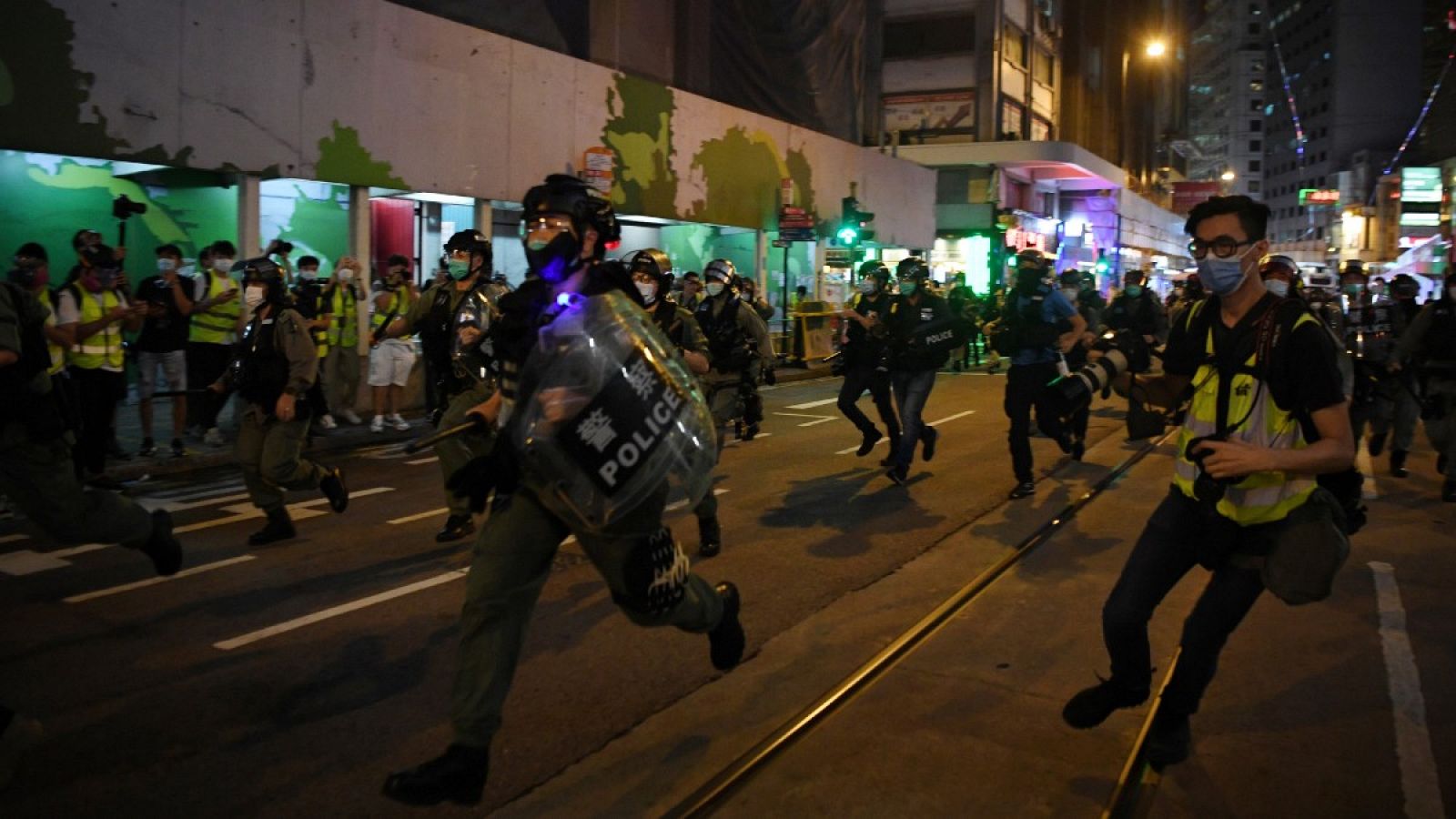 La policía dispersa a los manifestantes en Hong Kong cuando se cumple un año del comienzo de las protestas