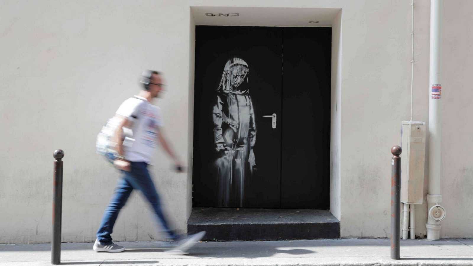 Imagen de la obra atribuida a Bansky en la puerta de la sala Bataclan