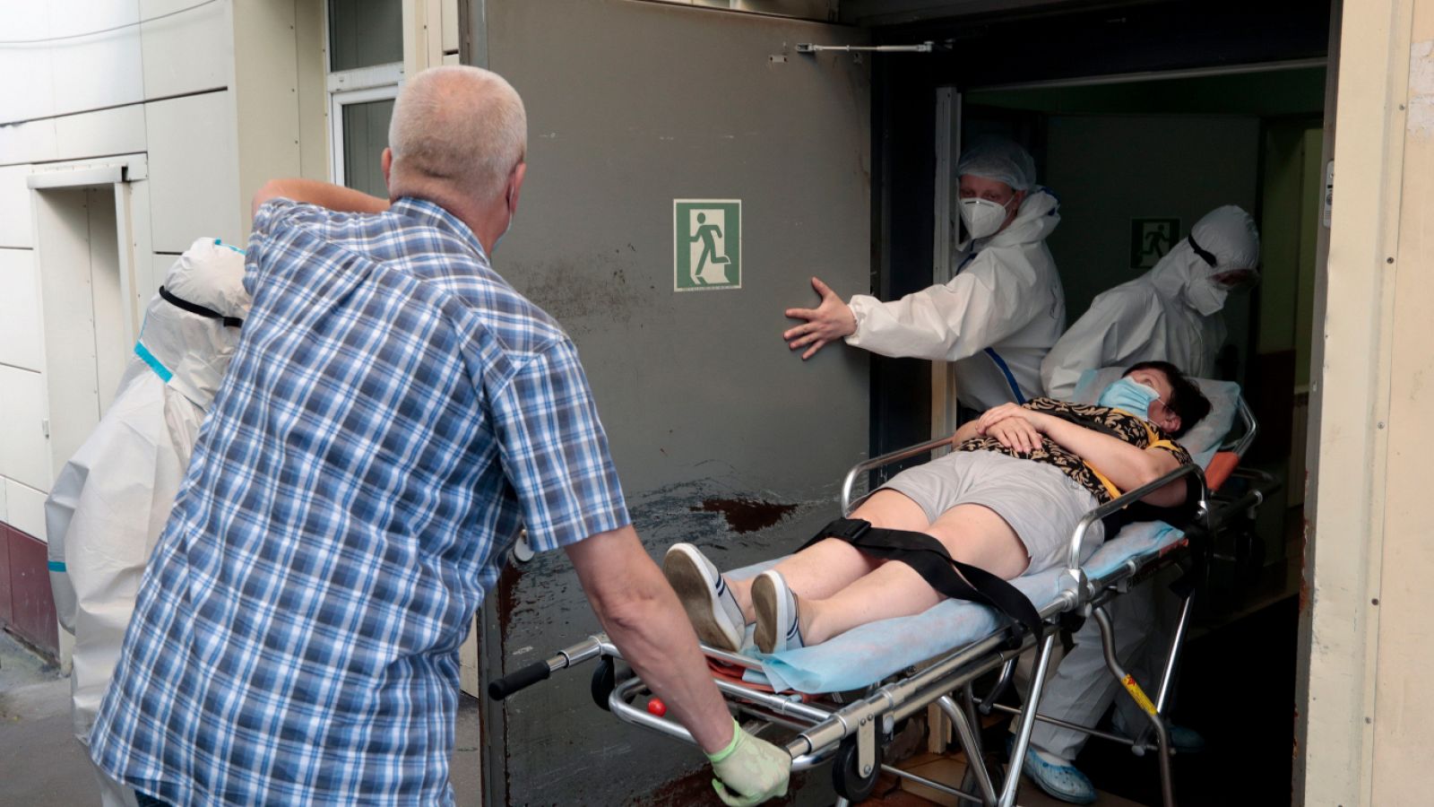 Una paciente es ingresada en camilla en un hospital para enfermos de coronavirus en Rusia