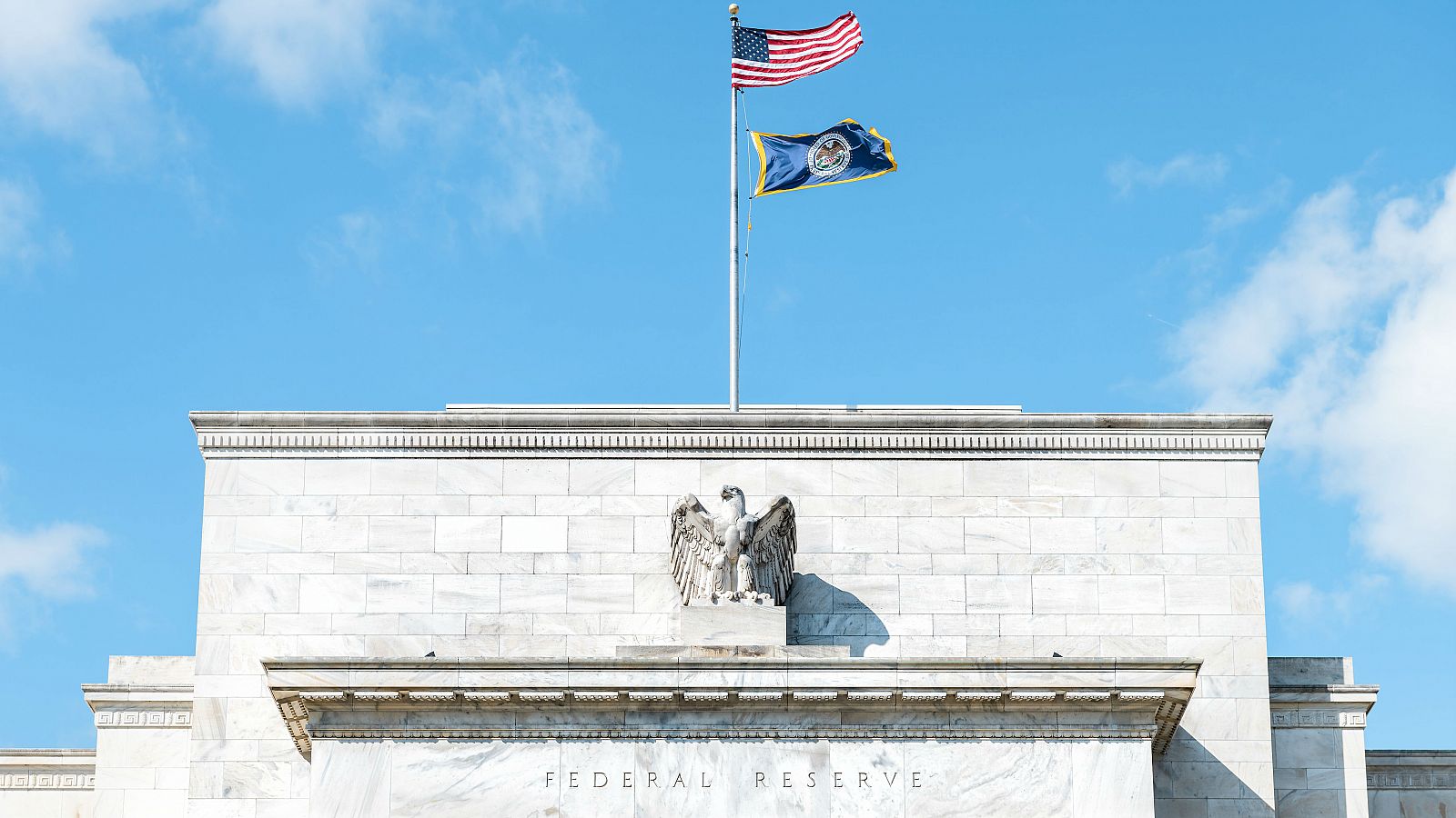 Primer plano de la fachada de la entrada de la Reserva Federal en Estados Unidos.