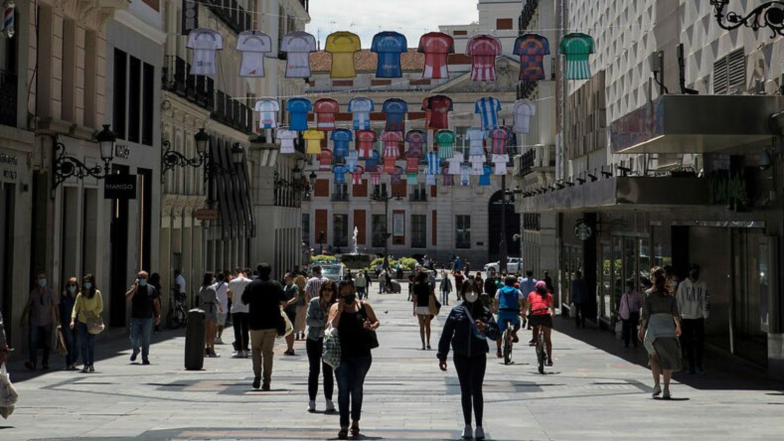 Personas pasean por la calle Preciados, en Madrid.