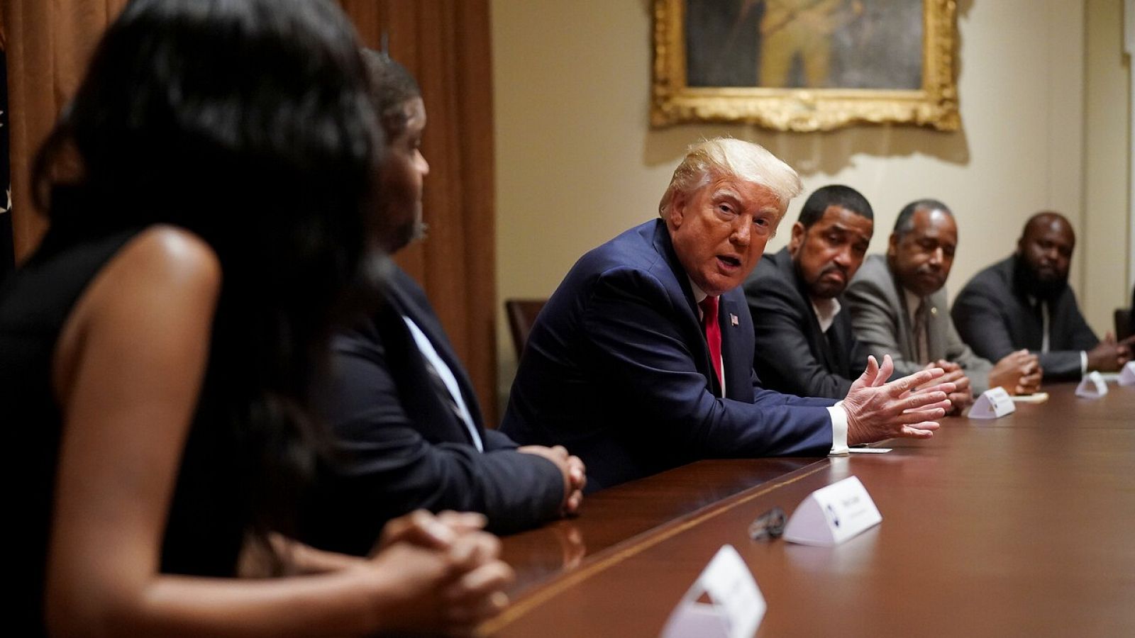 Trump habla con los presentadores de radio conservadores Sonnie Jackson y Wayne Dupree durante una mesa redonda