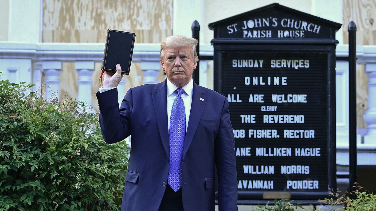 Trump posa con la biblia en la mano ante la iglesia de Saint John's en Washington D.C.