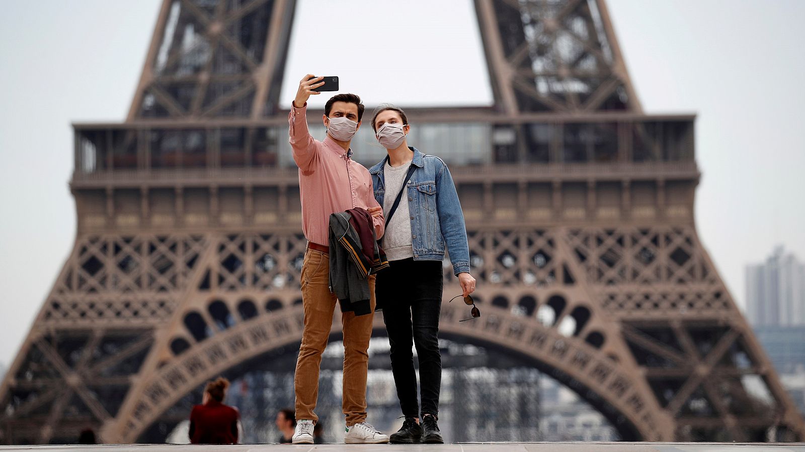 Una pareja se hace un 'selfie' frente a la Torre Eiffel de París.