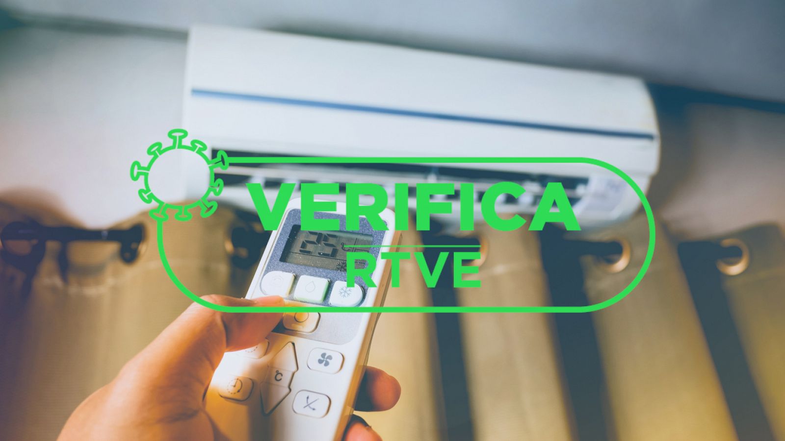 Una mano apunta con un mando a distancia hacia el split del aire acondicionado bajo el sello en verde con las palabras "Verifica RTVE"