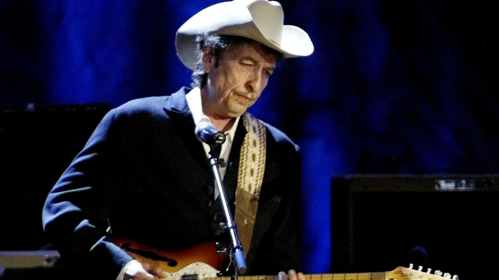 El cantautor Bob Dylan durante un concierto en Los Ángeles en mayo de 2004.