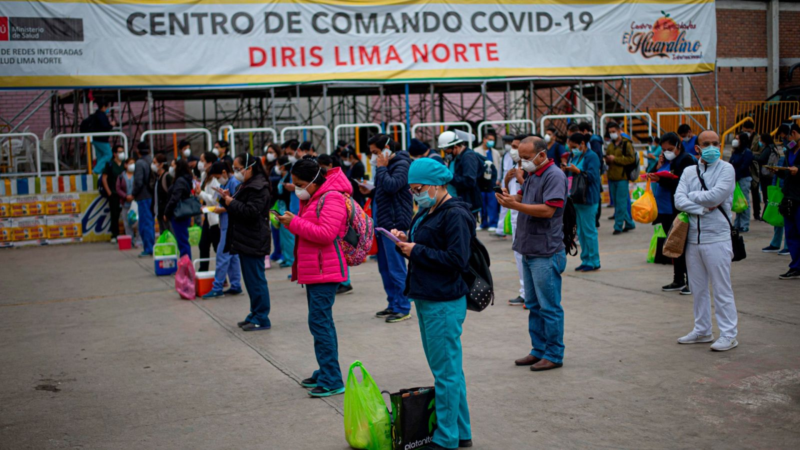 Sanitarios realizan pruebas rápidas en Comas, en las afueras de Lima