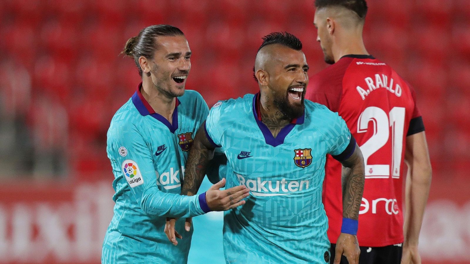 Vidal y Griezmann celebran el gol del chileno en Mallorca.