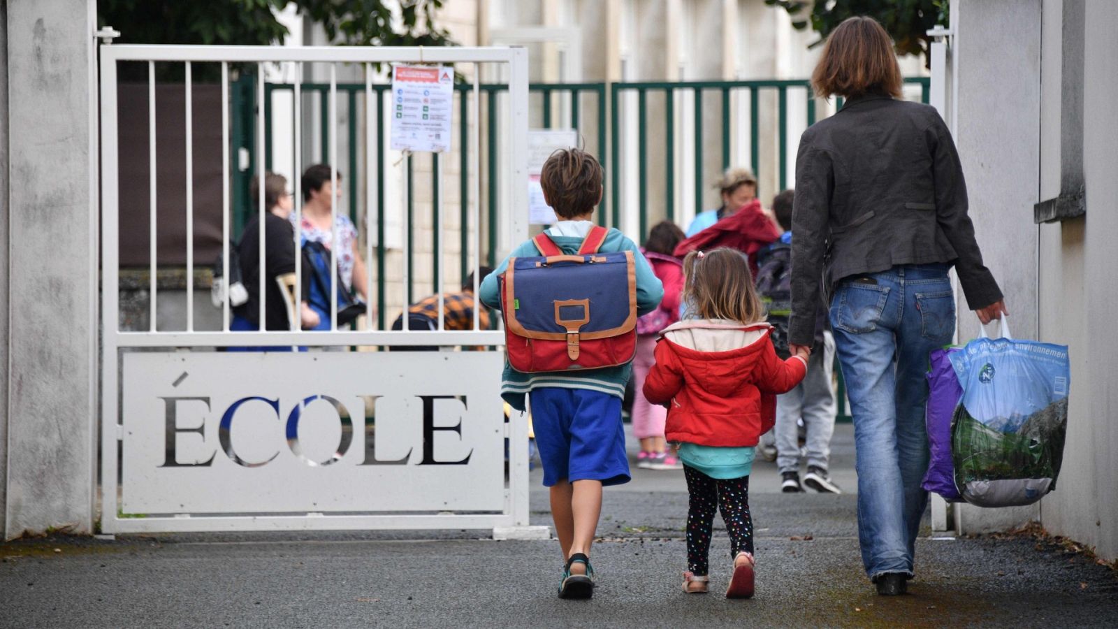 Una madre lleva a sus hijos al colegio (Archivo)