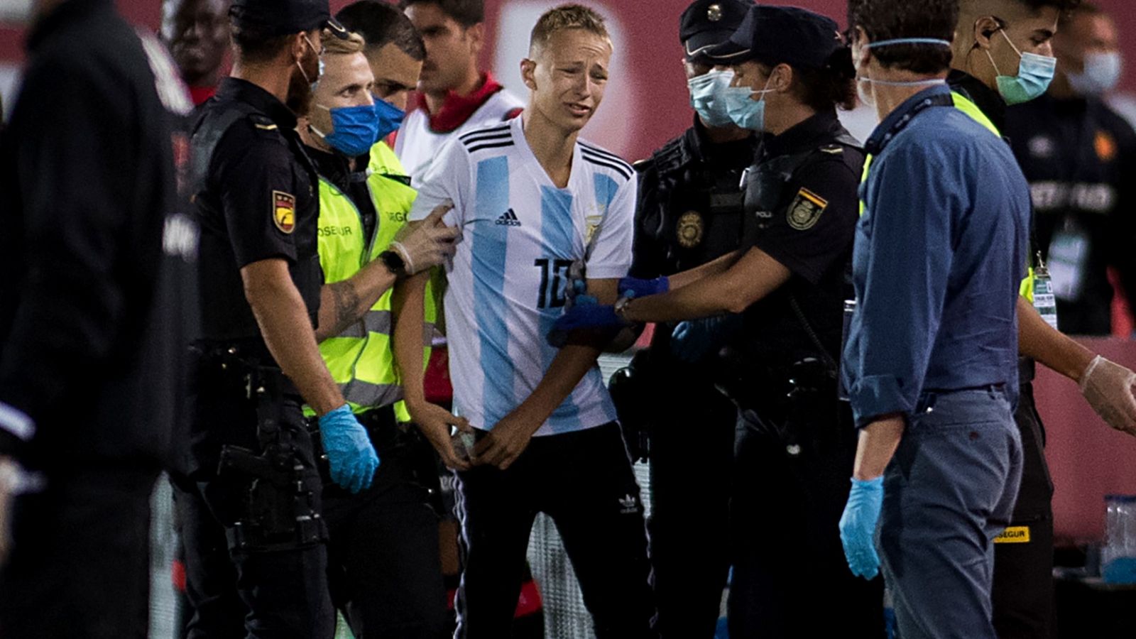 Momento de la detención del joven espontáneo del Mallorca - Barça.