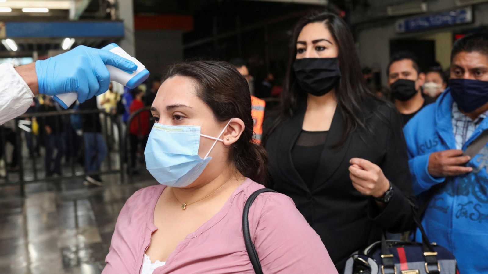 Control de temperatura a pasajeros en México