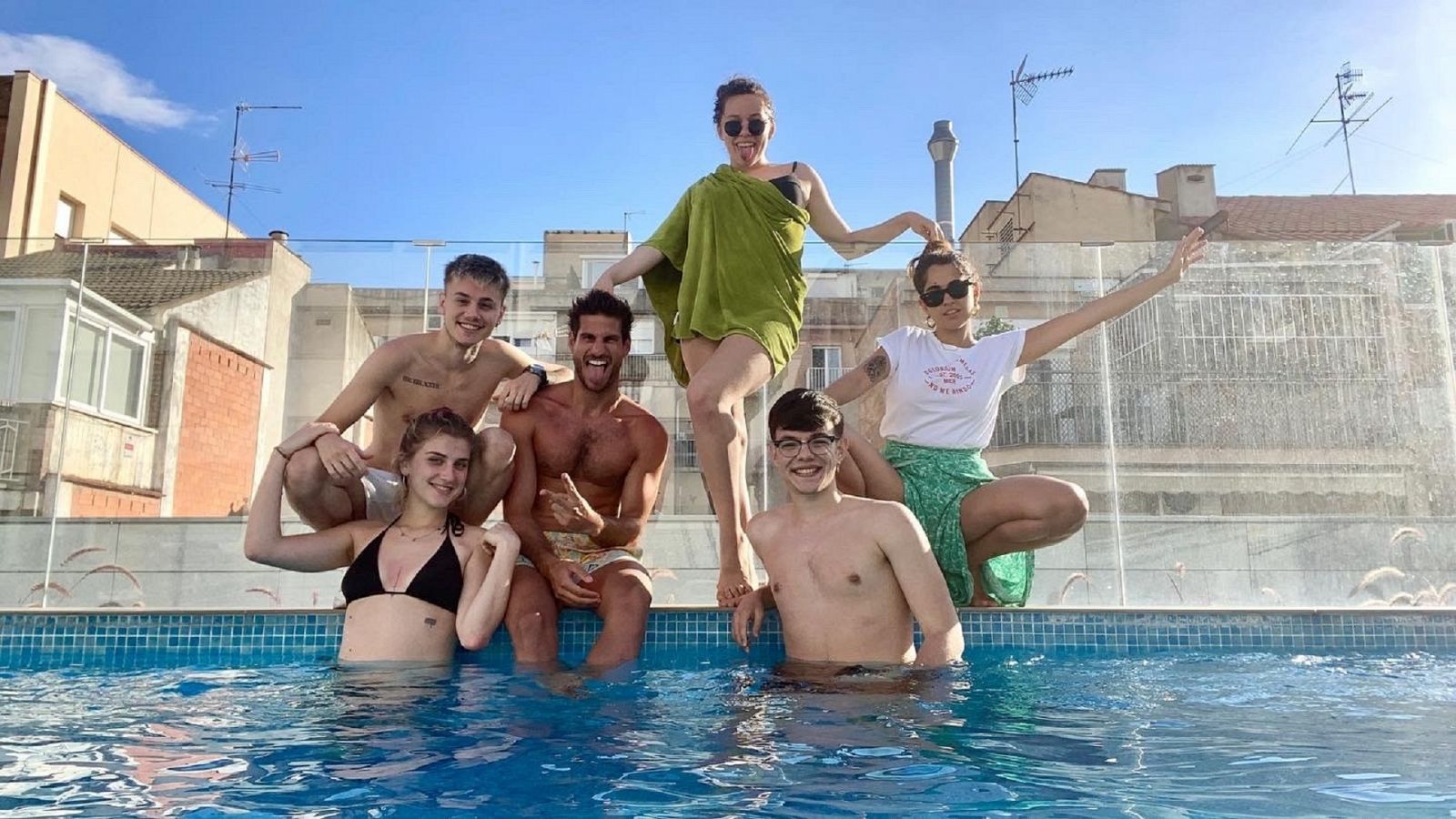Eva, Hugo, Samantha, Anajú y Flavio junto a Cesc Escolà en la piscina de un amigo de Cesc
