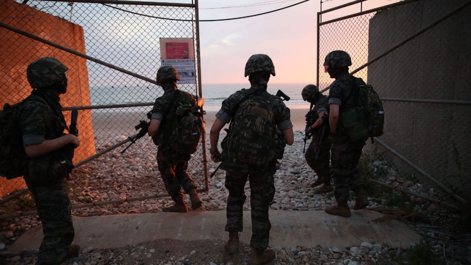 Marines surcoreanos bloquean la entrada a una playa en la isla de Yeonpyeong, controlada por Corea del Sur, cerca de la "línea límite del norte", tras el ataque a la oficina de enlace intercoreana
