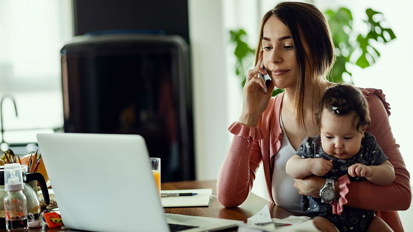 Las empresas podrían implantar el teletrabajo como una nueva manera de conciliación familiar.