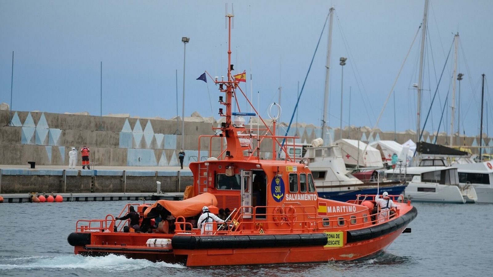 La embarcación de Salvamento Marítimo rescata este domingo a los 39 ocupantes de una patera