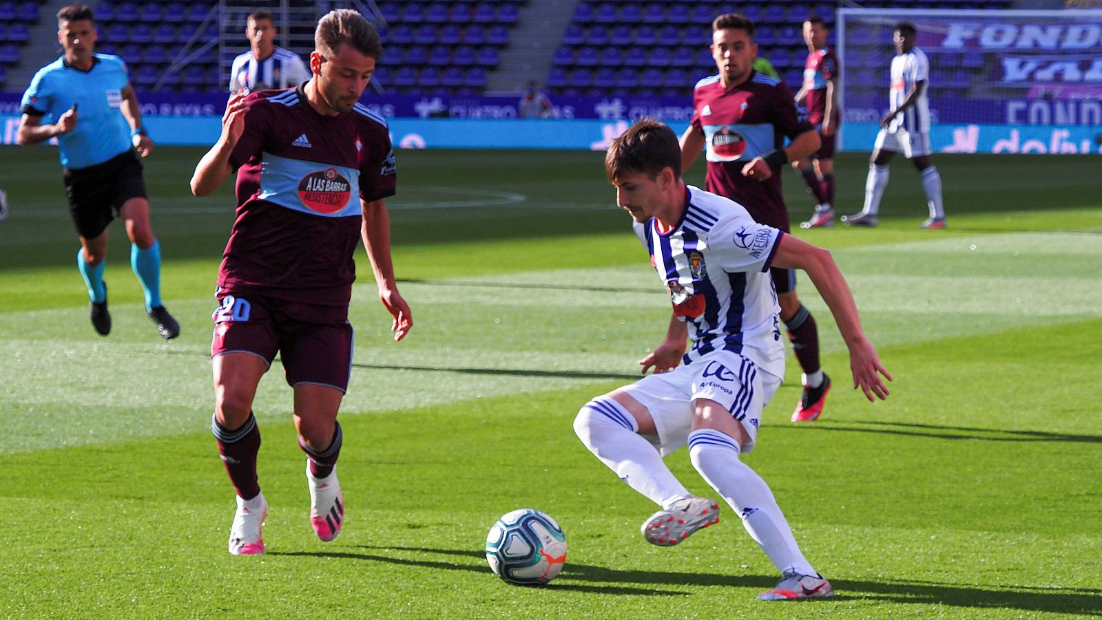 El centrocampista del Valladolid Toni Villa, con el balón ante el jugador del Celta Kevin Vázquez (i)