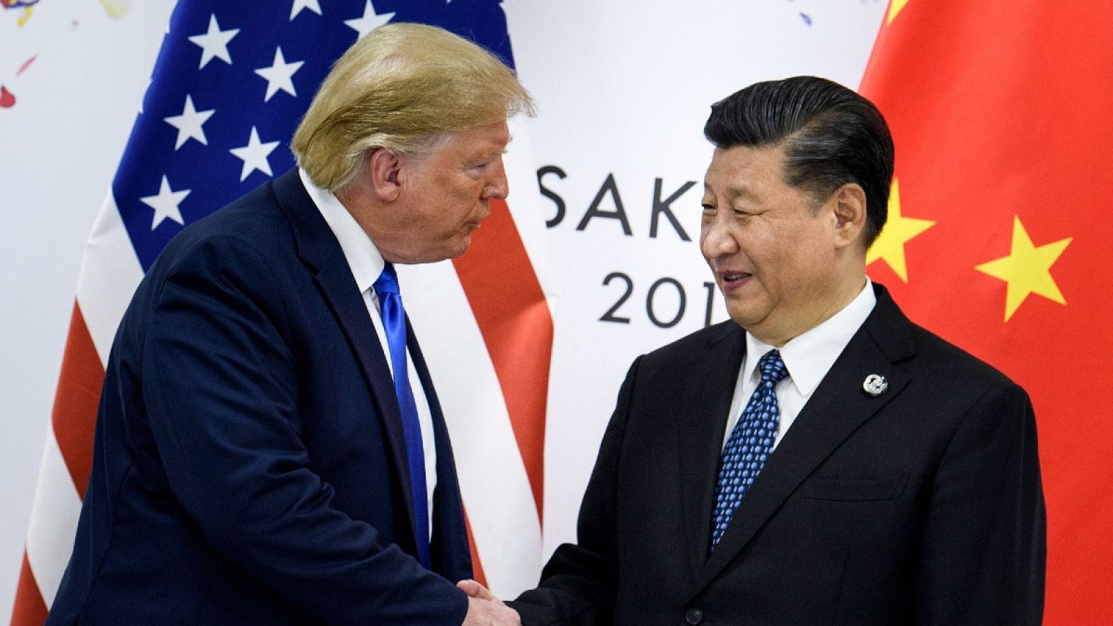 El presidente de China, Xi Jinping, estrecha la mano del presidente de EE.UU., Donald Trump, antes de una reunión bilateral al margen de la Cumbre del G20 de junio de 2019 en Osaka