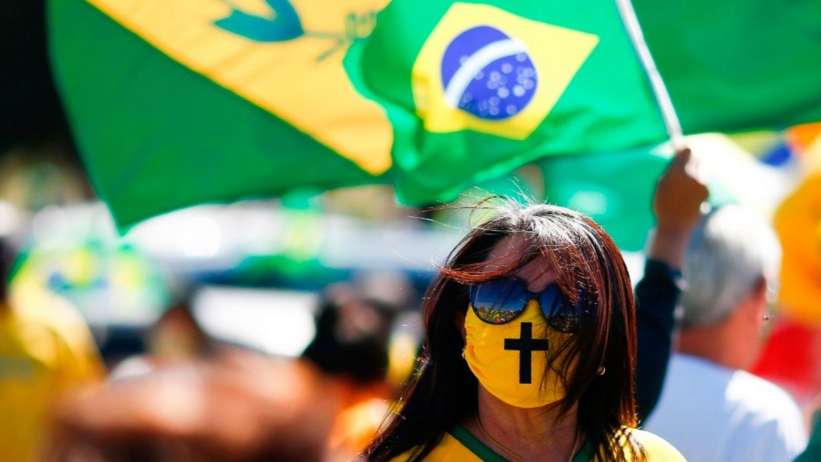 Una simpatizante del presidente brasileño Jair Bolsonaro en una protesta el 14 de junio de 2020 en Brasilia.
