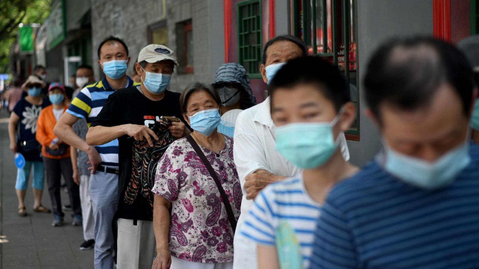 Gente haciendo cola en Pekín para hacerse un test de COVID-19.