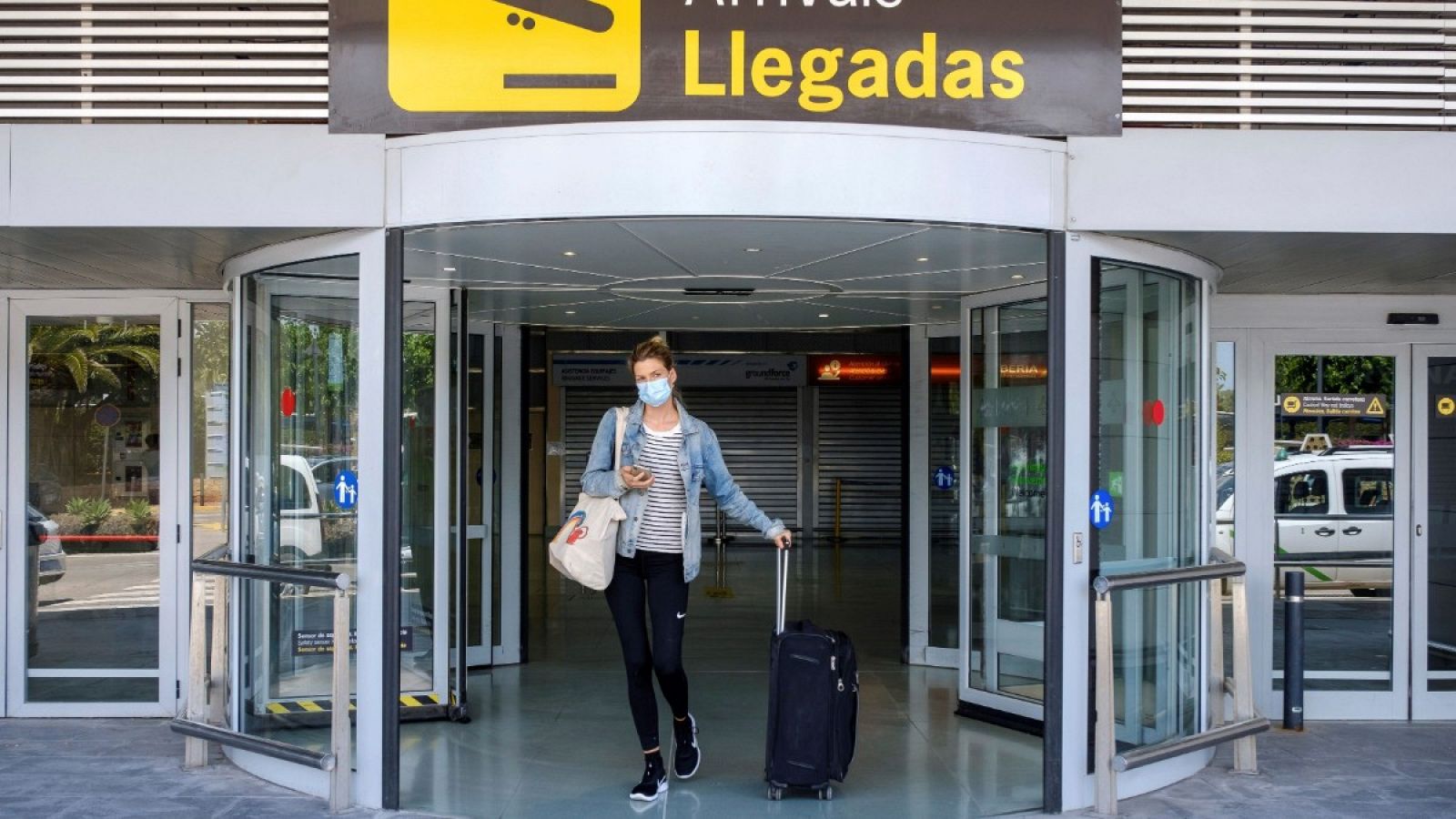 Una mujer a su llegada en el aeropuerto de Ibiza