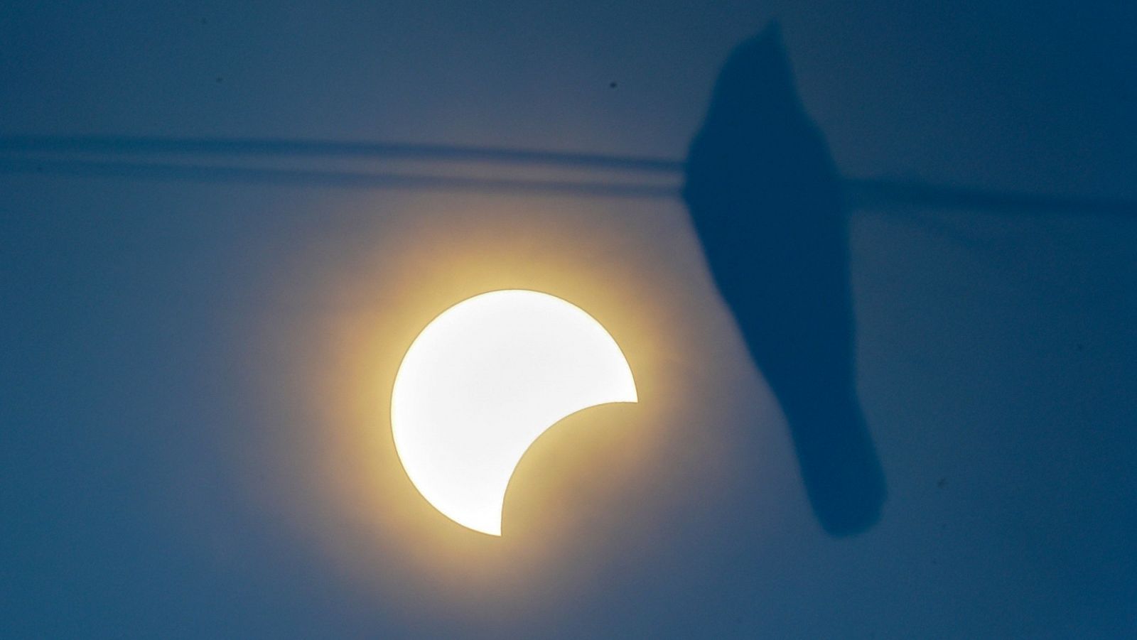 Vista del eclipse anular de sol desde Mumbai, en La India