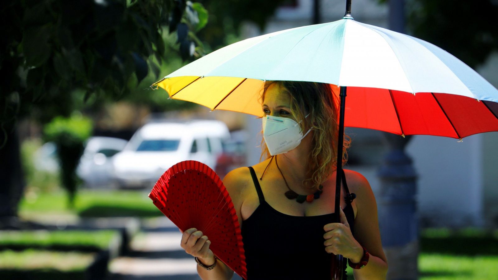 Una mujer se protege con un paraguas ante las altas temperaturas en Córdoba