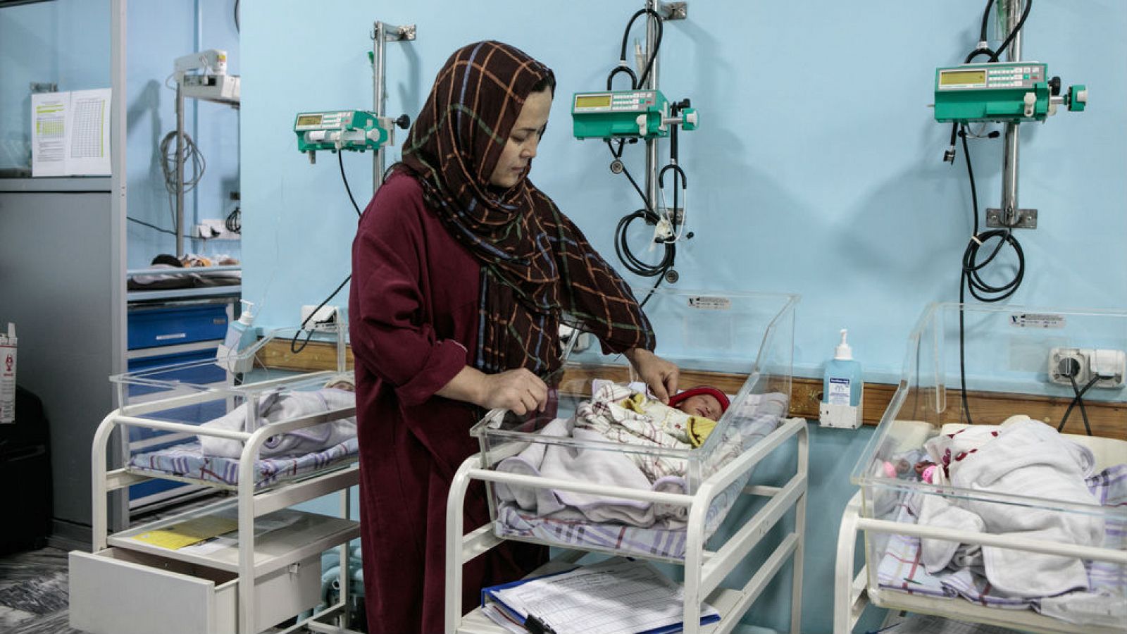 Abbas, una de las madres que dio a luz en el Hospital, junto a sus gemelas, Zakia.