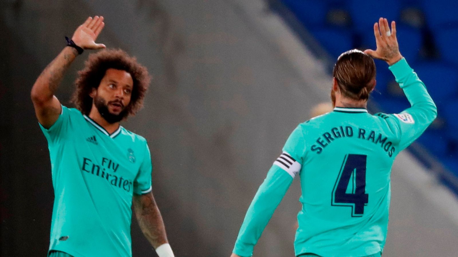 El defensa del Real Madrid Sergio Ramos (d) celebra con Marcelo tras marcar ante la Real Sociedad