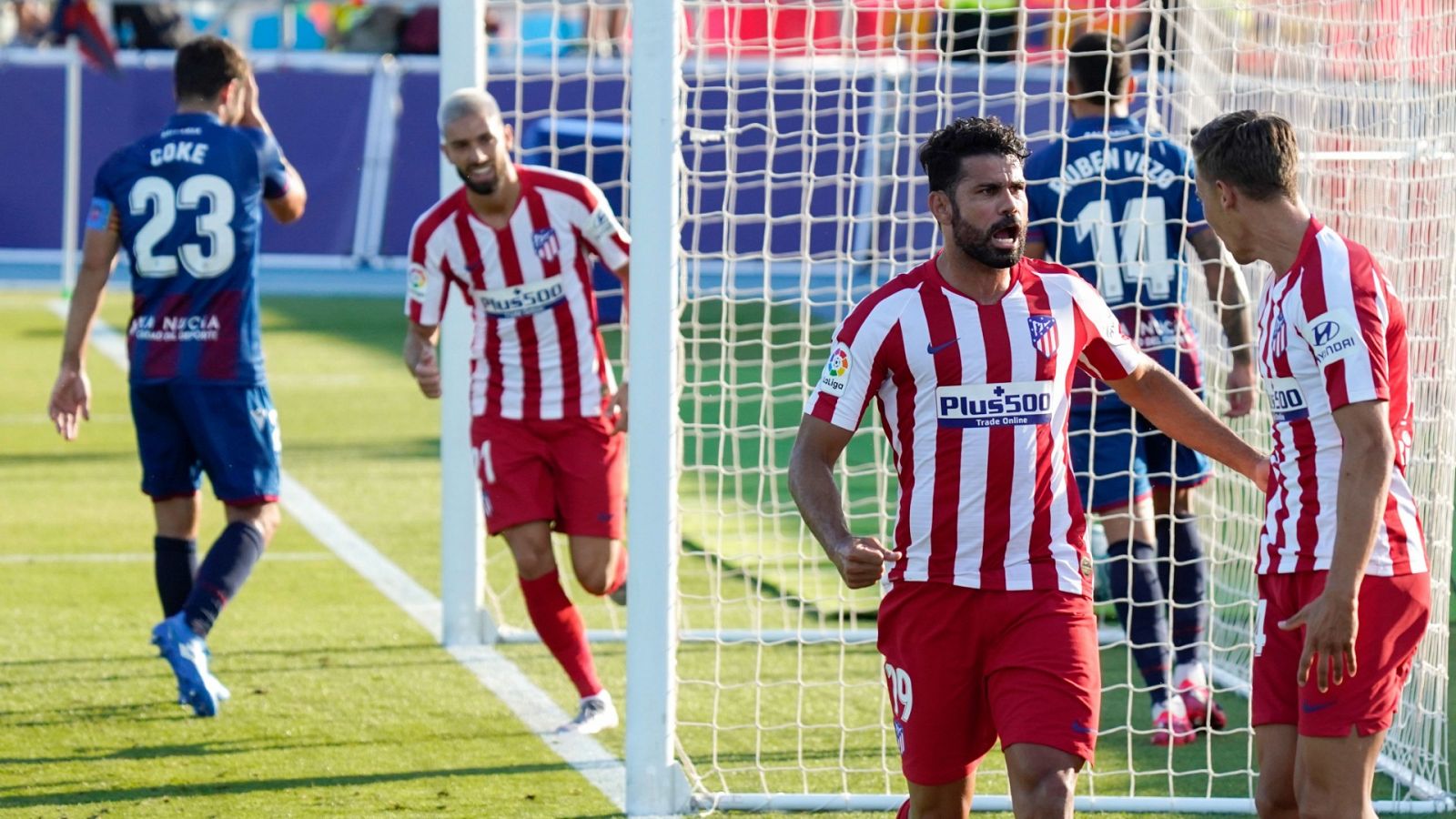 Diego Costa y Llorente celebran el gol del Atlético.