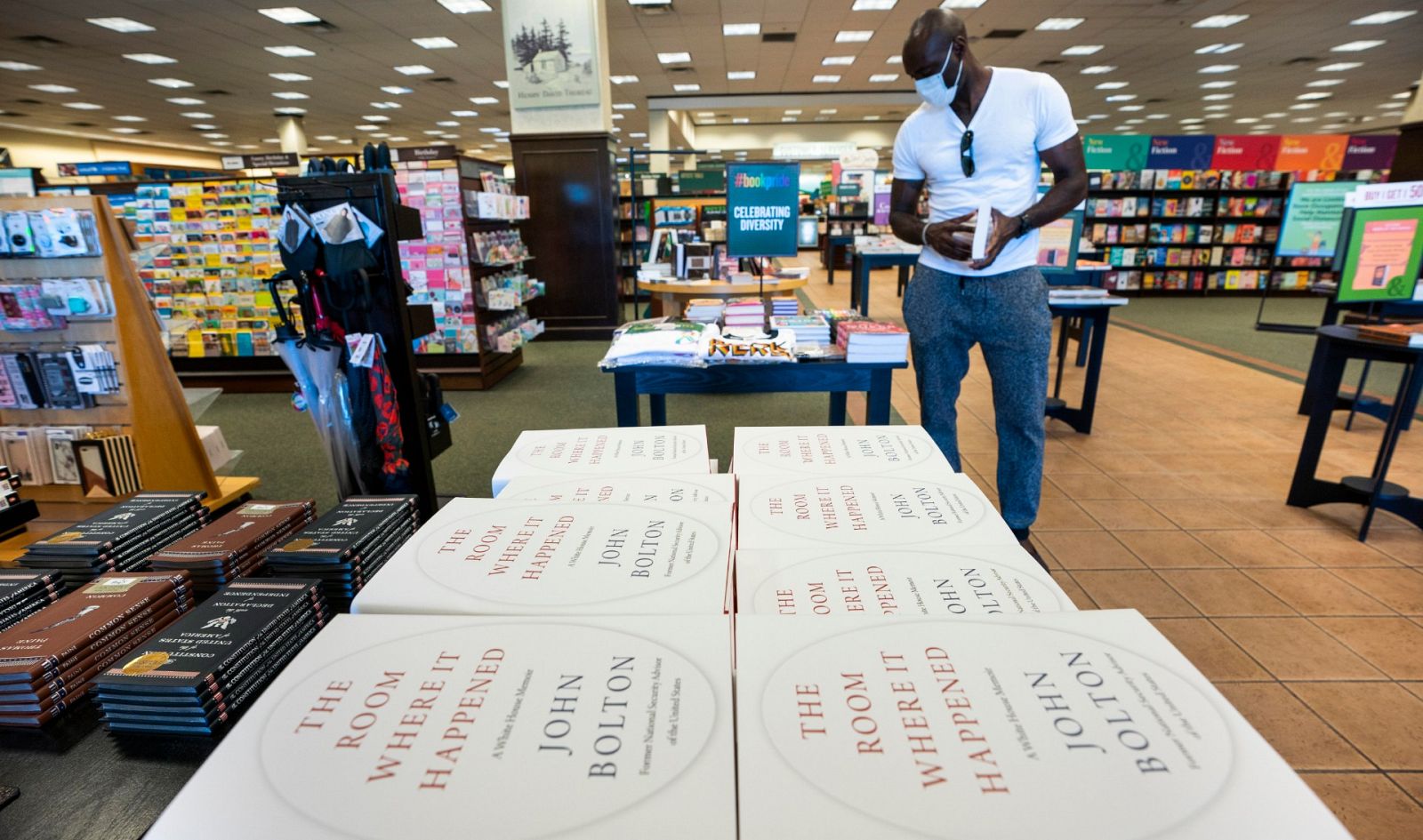 Un hombre observa el libro de John Bolton en una librería en Virginia.
