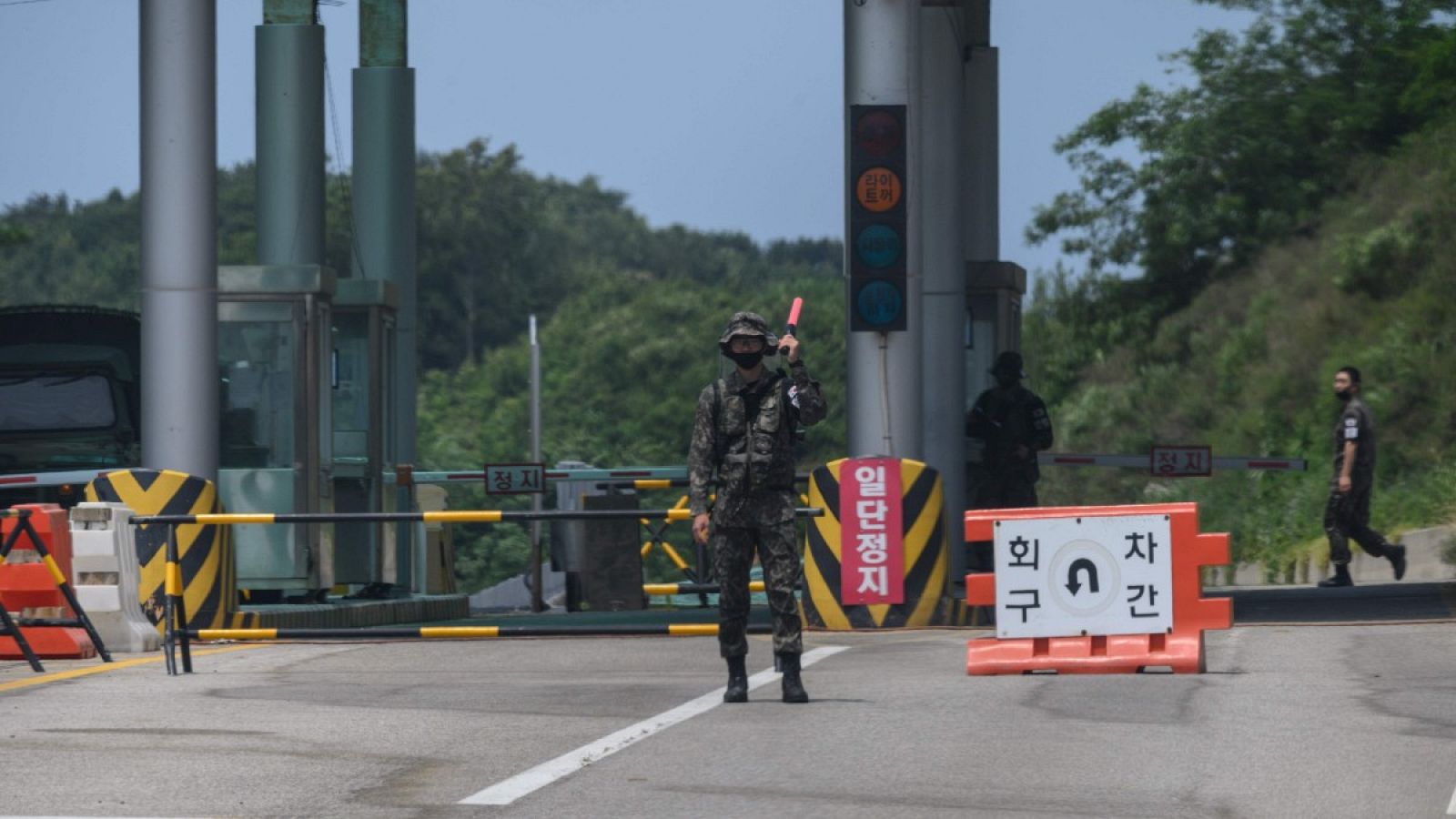 Un soldado hace guardia en un puesto de control en la carretera hacia la oficina de tránsito intercoreana